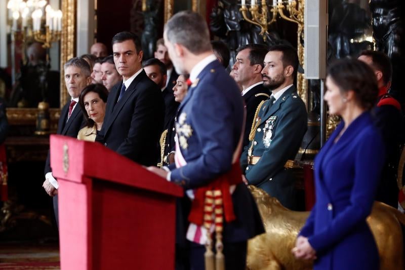 El Rey, junto a la Reina y mirando a Pedro Sánchez, durante el discurso