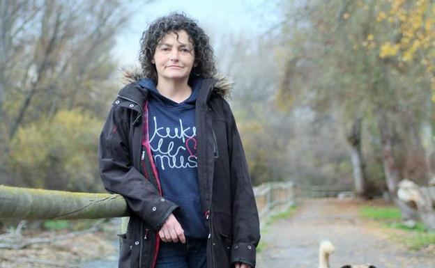 Elena Santamaría, trasplantada de pulmón hace tres años, posa en el parque del Iregua de Logroño.