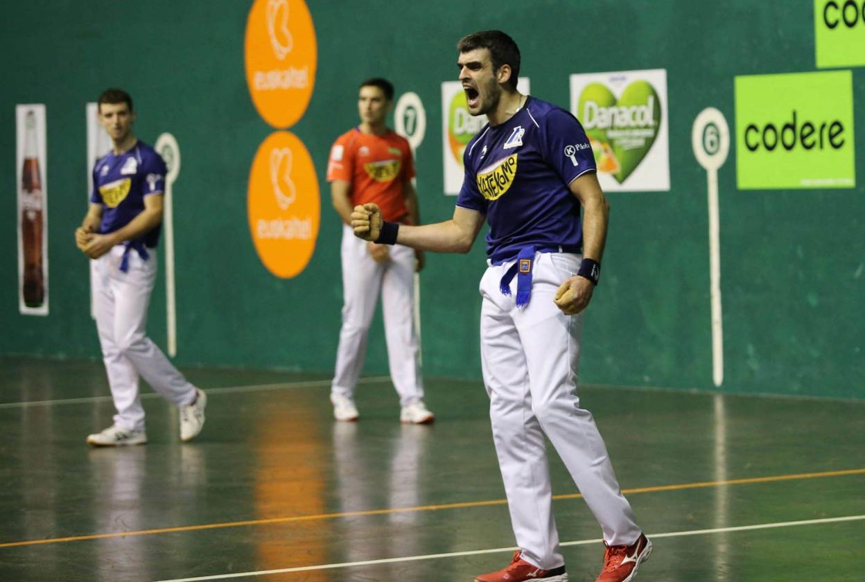 Ezkurdia celebra un tanto durante el partido de ayer en Eibar. :: mikel askasibar/d.v.