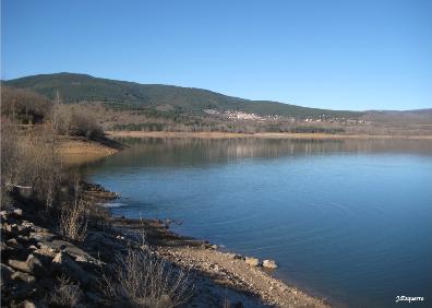 Imagen secundaria 1 - Bajada por la Vía Romana hacia Villoslada, vista del embalse González Lacasa y camino del canal 