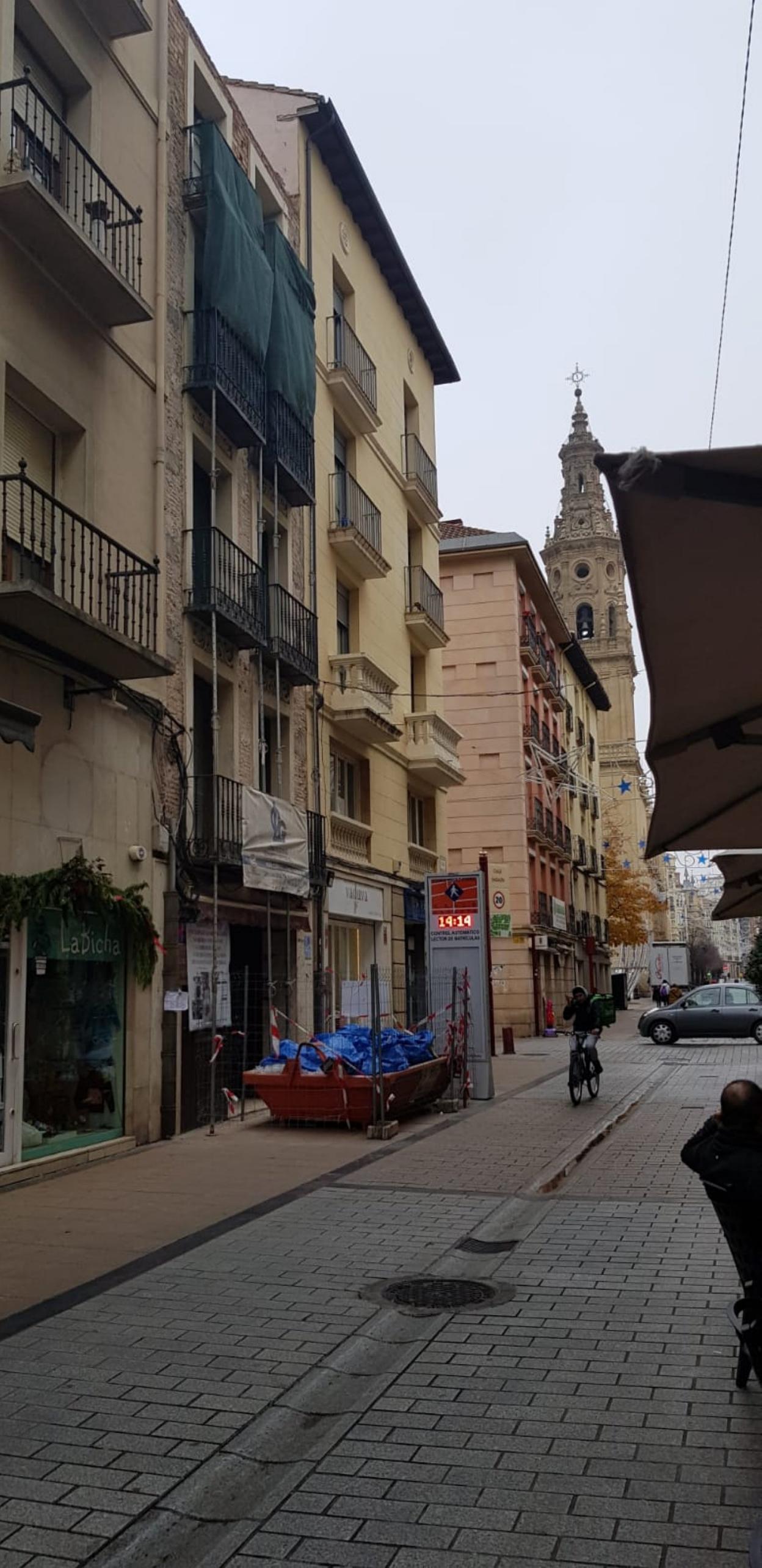 A la izquierda, fachada del edificio de la polémica. :: l.r.