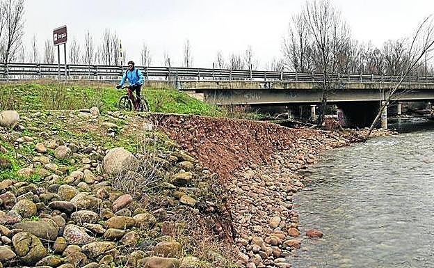 Un ciclista asciende por el sendero en el que se localiza el desprendimiento de hace tres semanas.