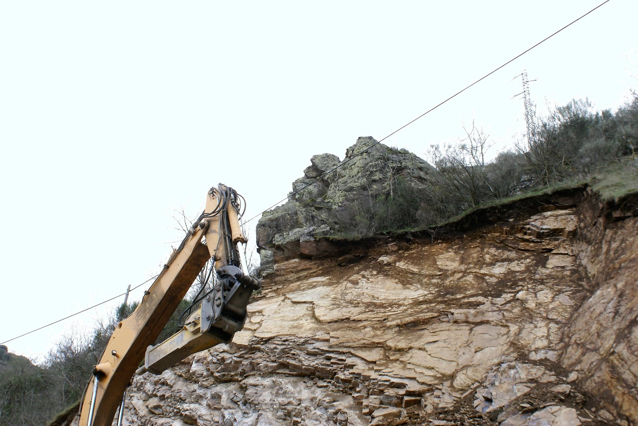 Fotos: Fallece un operario en un desprendimiento en las obras de la LR-113