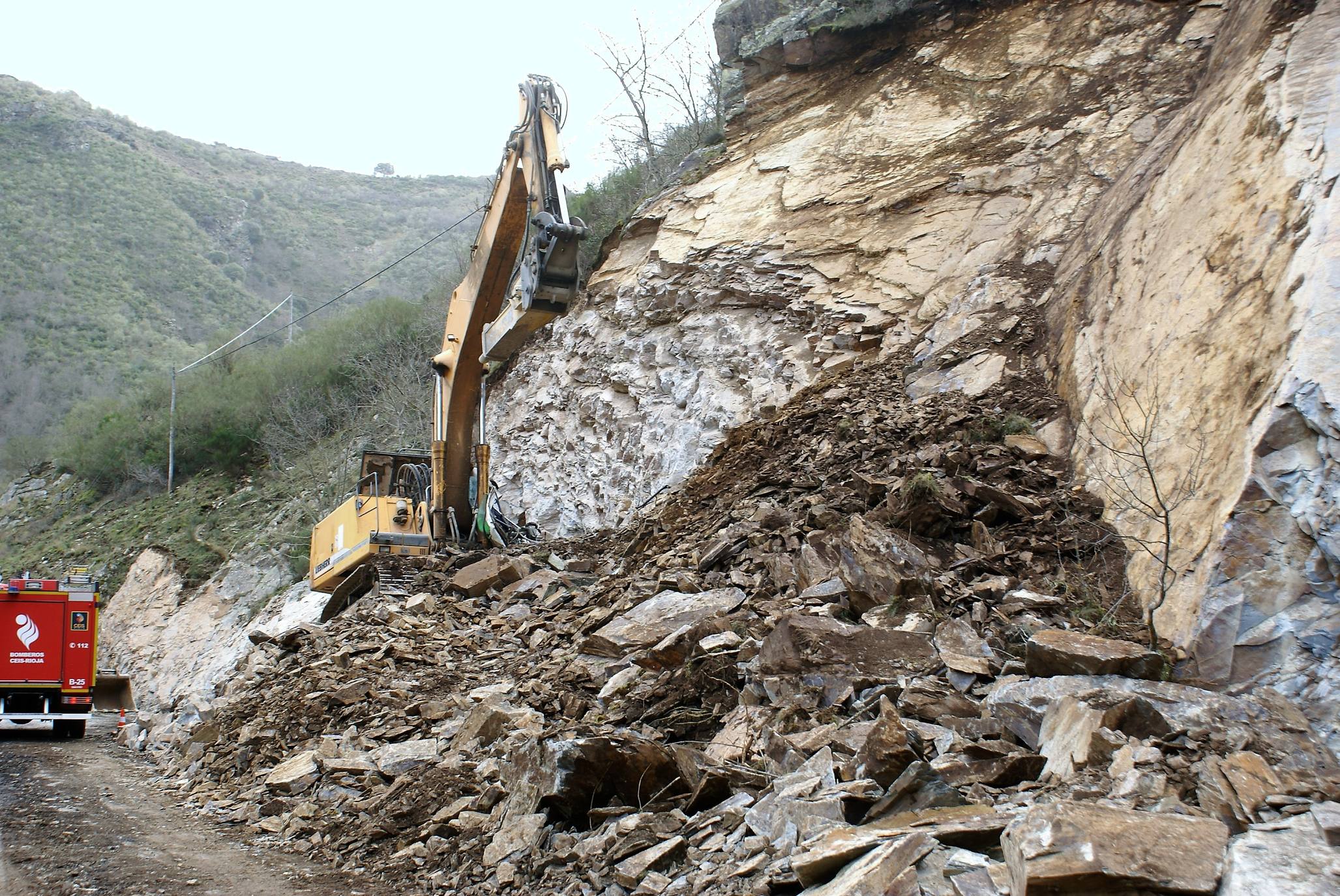 Fotos: Fallece un operario en un desprendimiento en las obras de la LR-113