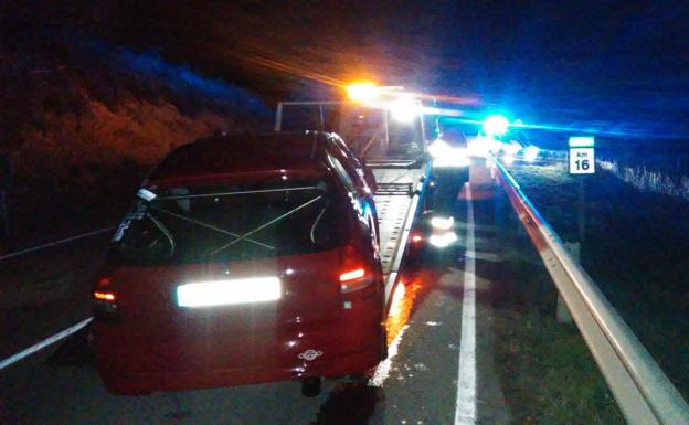 La grúa se lleva el coche implicado en el accidente.