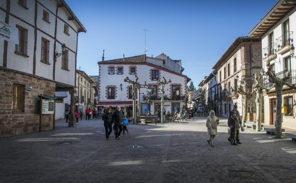 Tranquilidad en la plaza de la Verdura al mediodía de ayer, con algunos visitantes que daban su paseo por las calles de la localidad.