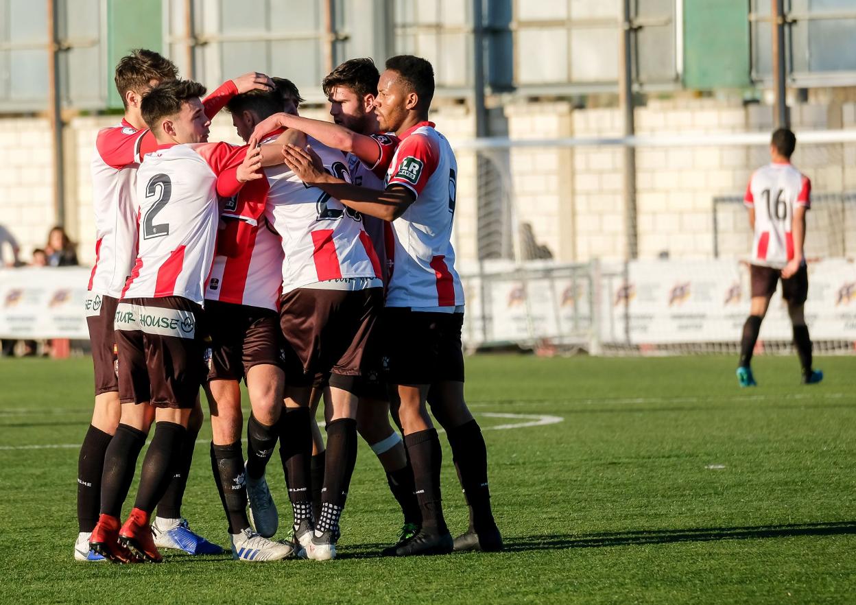 Los jugadores de la UDL B celebran un gol. 