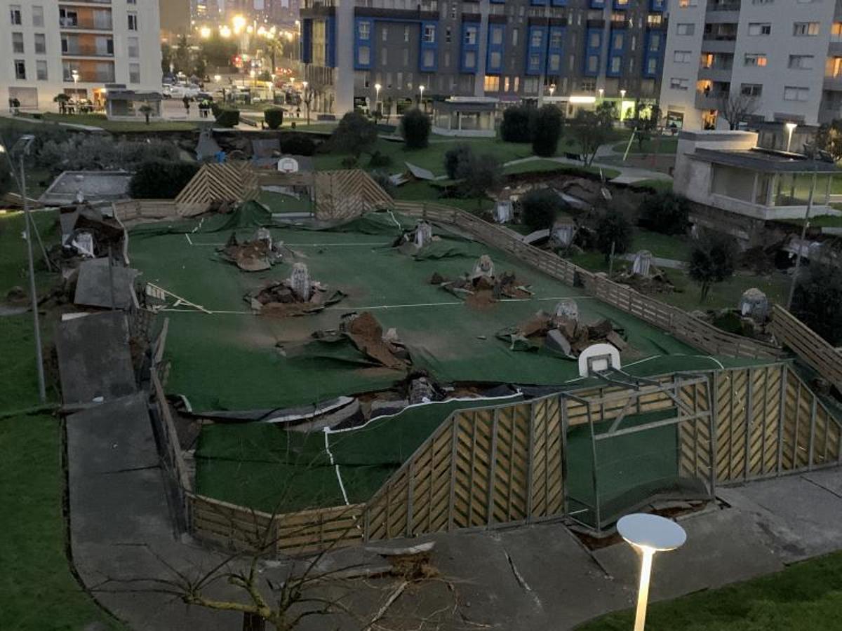 Así ha quedado el parque infantil que se encuentra sobre el parking tras el derrumbe.