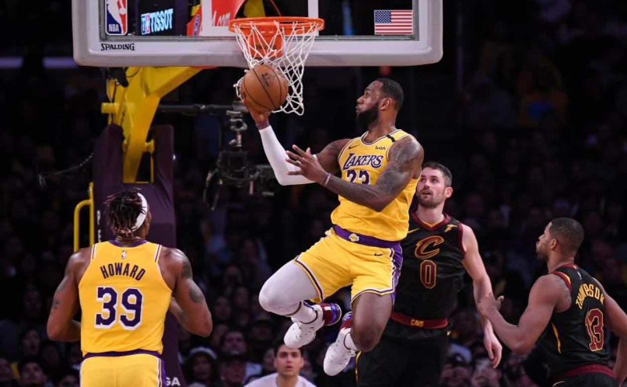 LeBron James, en una acción del partido ante los Cavaliers. 