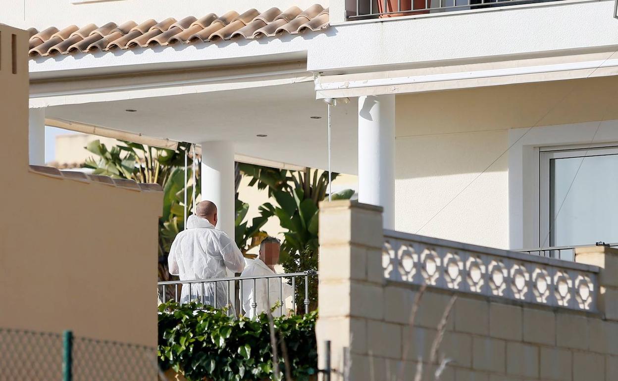 Agentes de la Guardia Civil conversan en la vivienda del excónsul de Eslovaquia, en la localidad de La Nucía (Alicante). 