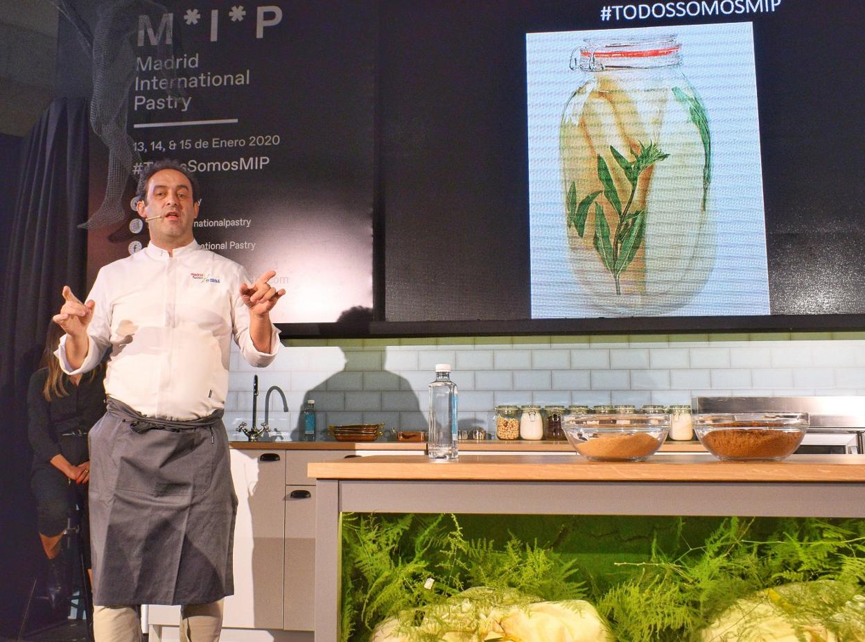 Fernando Sáenz, ayer en Reale Seguros Madrid Fusión, durante la ponencia con la que cerró la primera edición de Madrid International Pastry. :: 