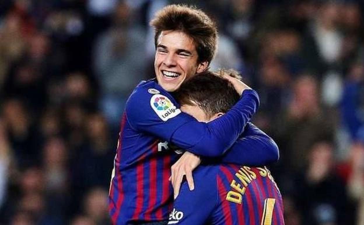 Riqui Puig celebra un gol con Denis Suárez. 