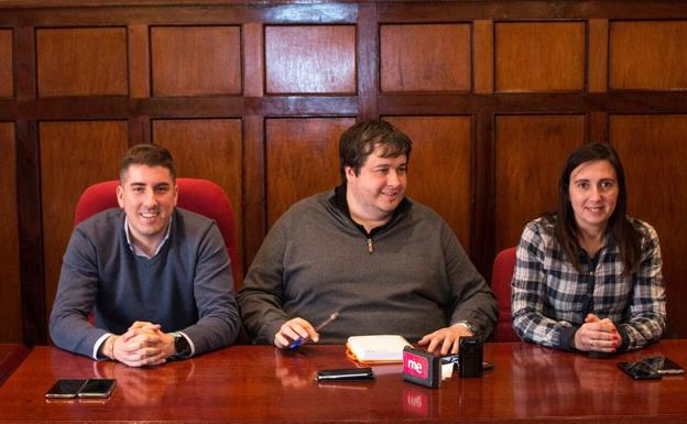 Raúl Riaño, Carlos Barrón y Cristina Domingo, en la presentación hoy del vídeo.