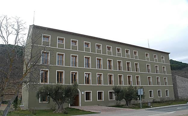 La fachada delantera del edificio.