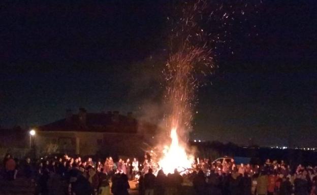 Hogueras para celebrar San Antón en Villamediana.