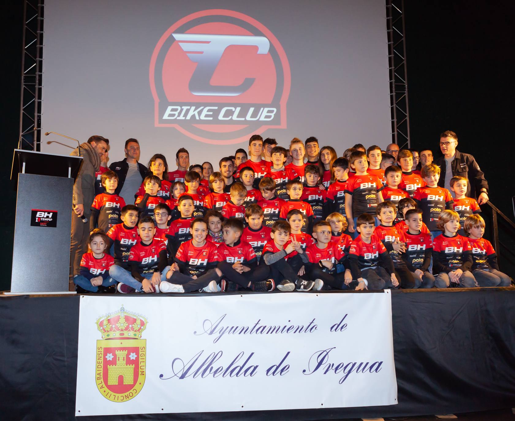 Presentación del equipo BH Templo Cafés UCC de bicicleta de montaña