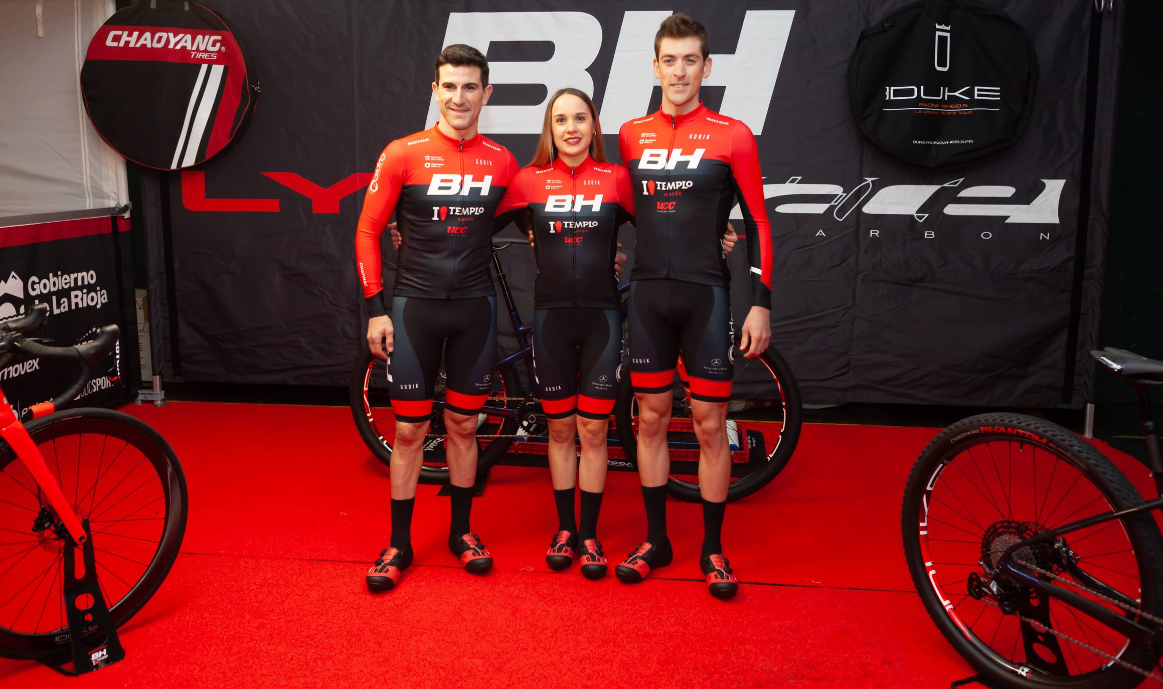 Presentación del equipo BH Templo Cafés UCC de bicicleta de montaña