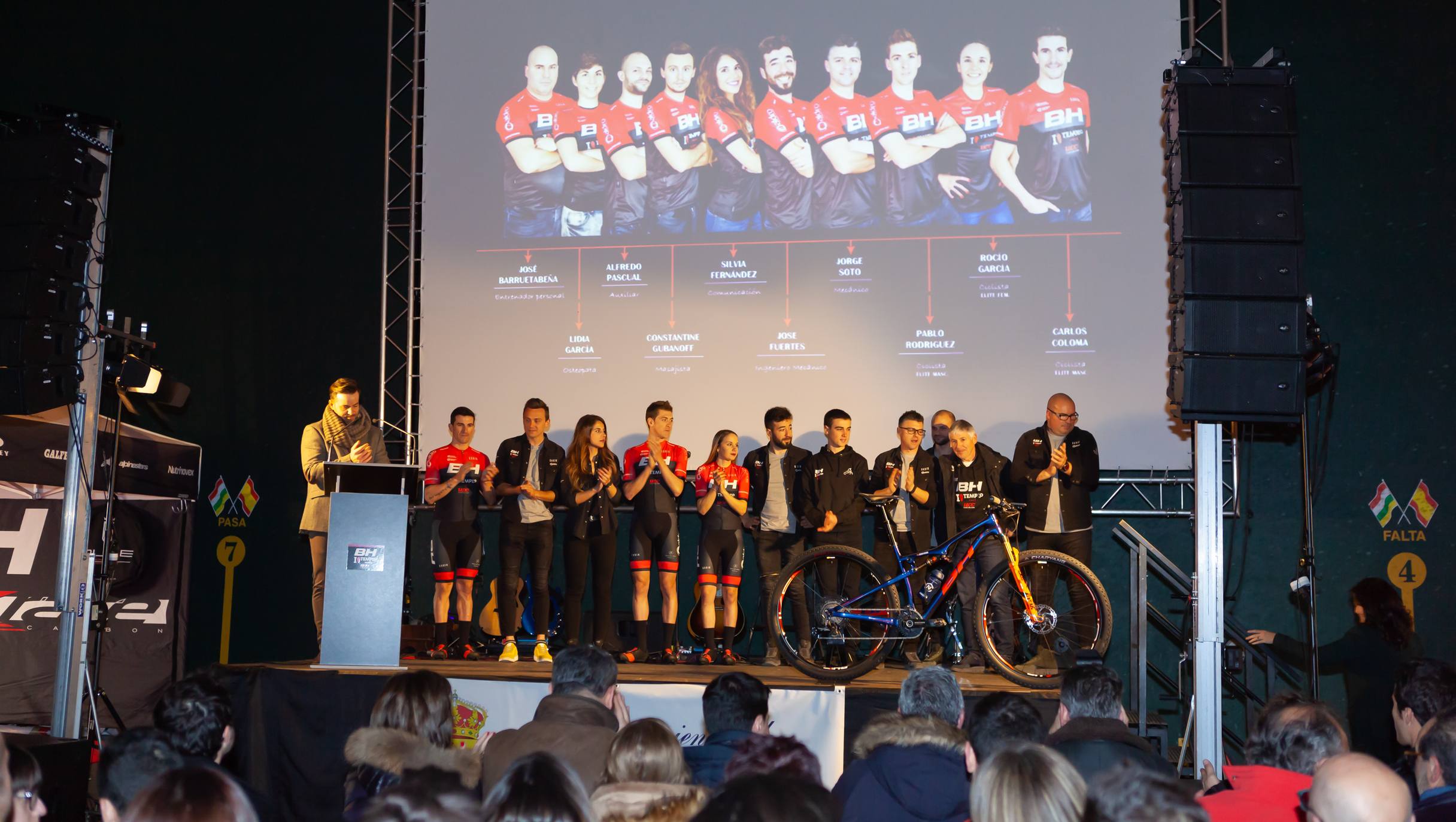 Presentación del equipo BH Templo Cafés UCC de bicicleta de montaña
