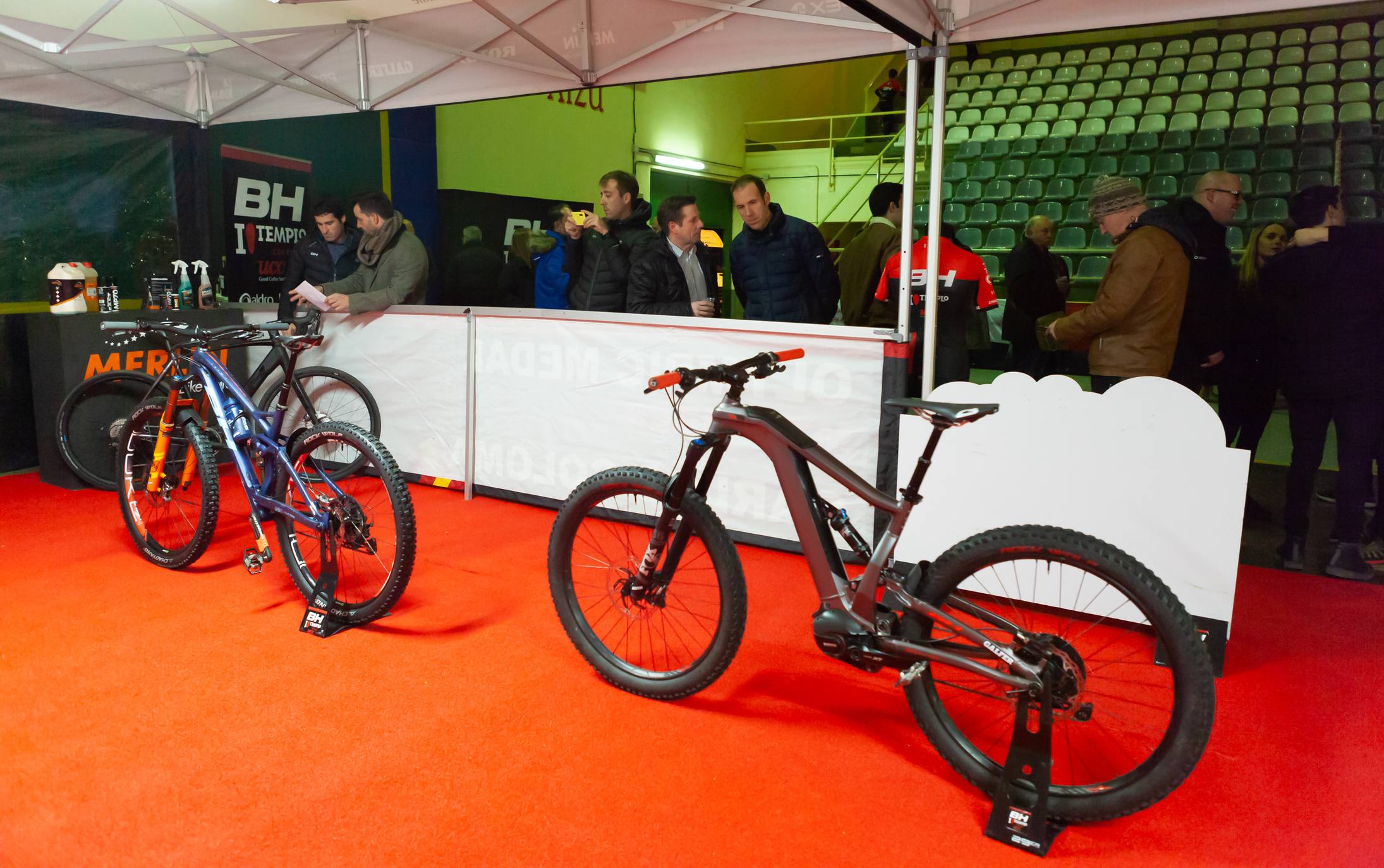 Presentación del equipo BH Templo Cafés UCC de bicicleta de montaña