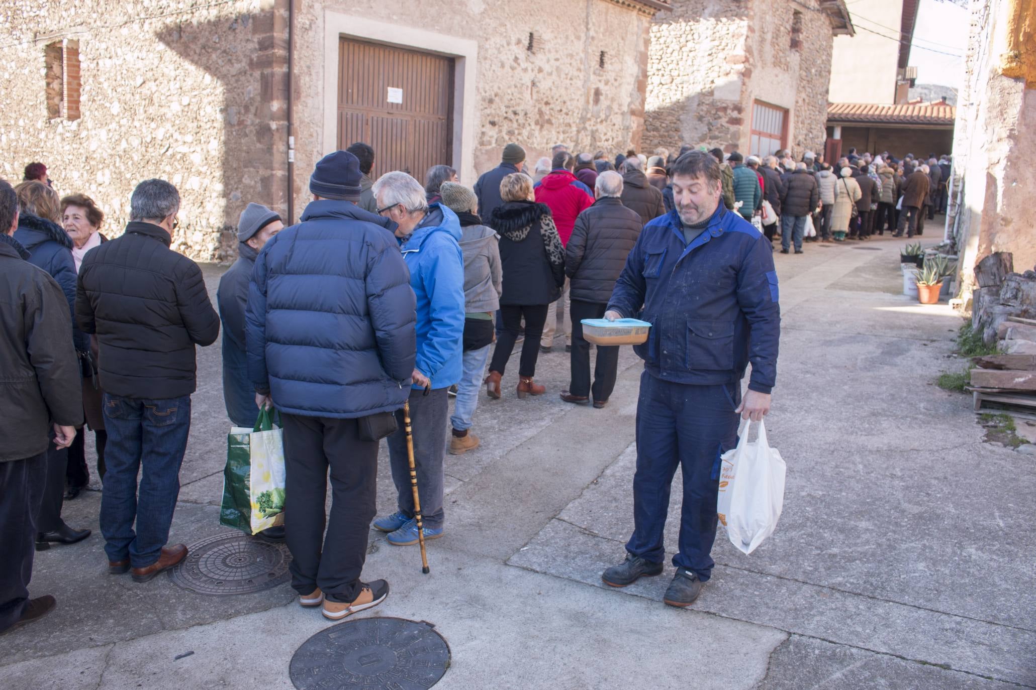 Ojacastro reparte 2.000 raciones de habas por San Antón