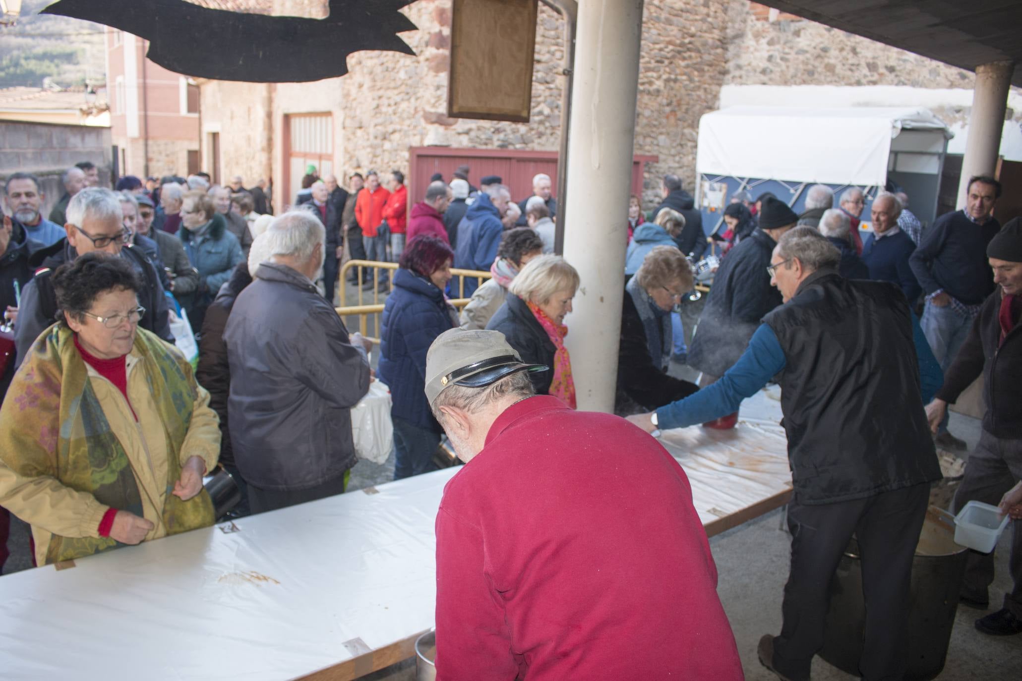 Ojacastro reparte 2.000 raciones de habas por San Antón