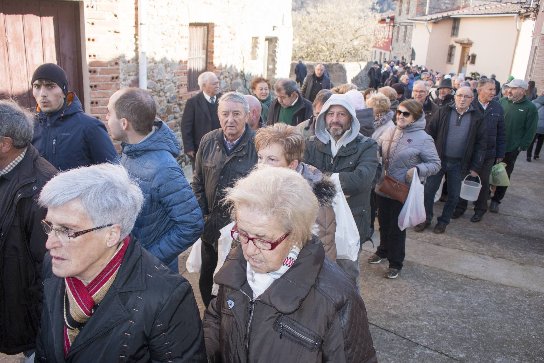 Ojacastro reparte 2.000 raciones de habas por San Antón