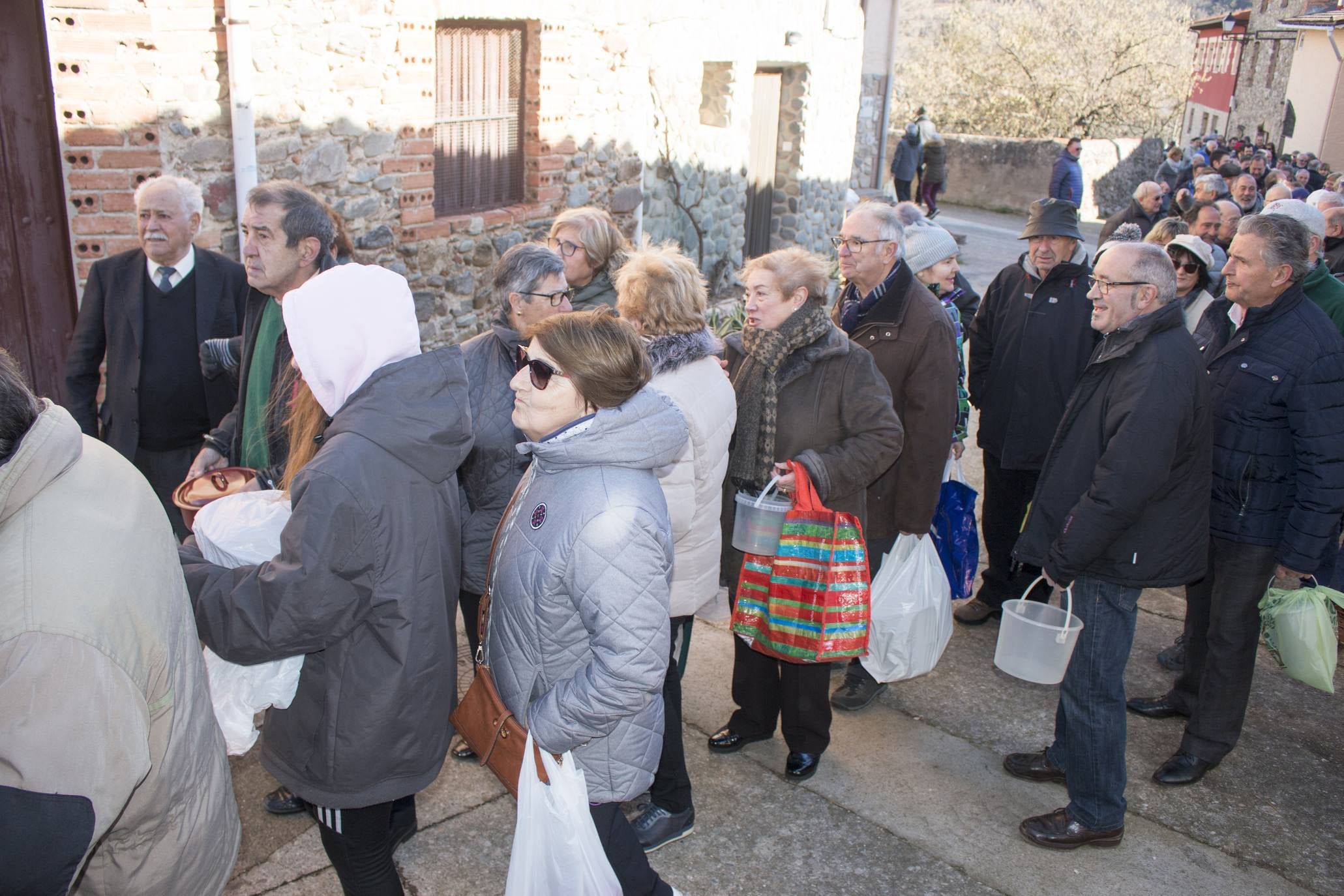 Ojacastro reparte 2.000 raciones de habas por San Antón