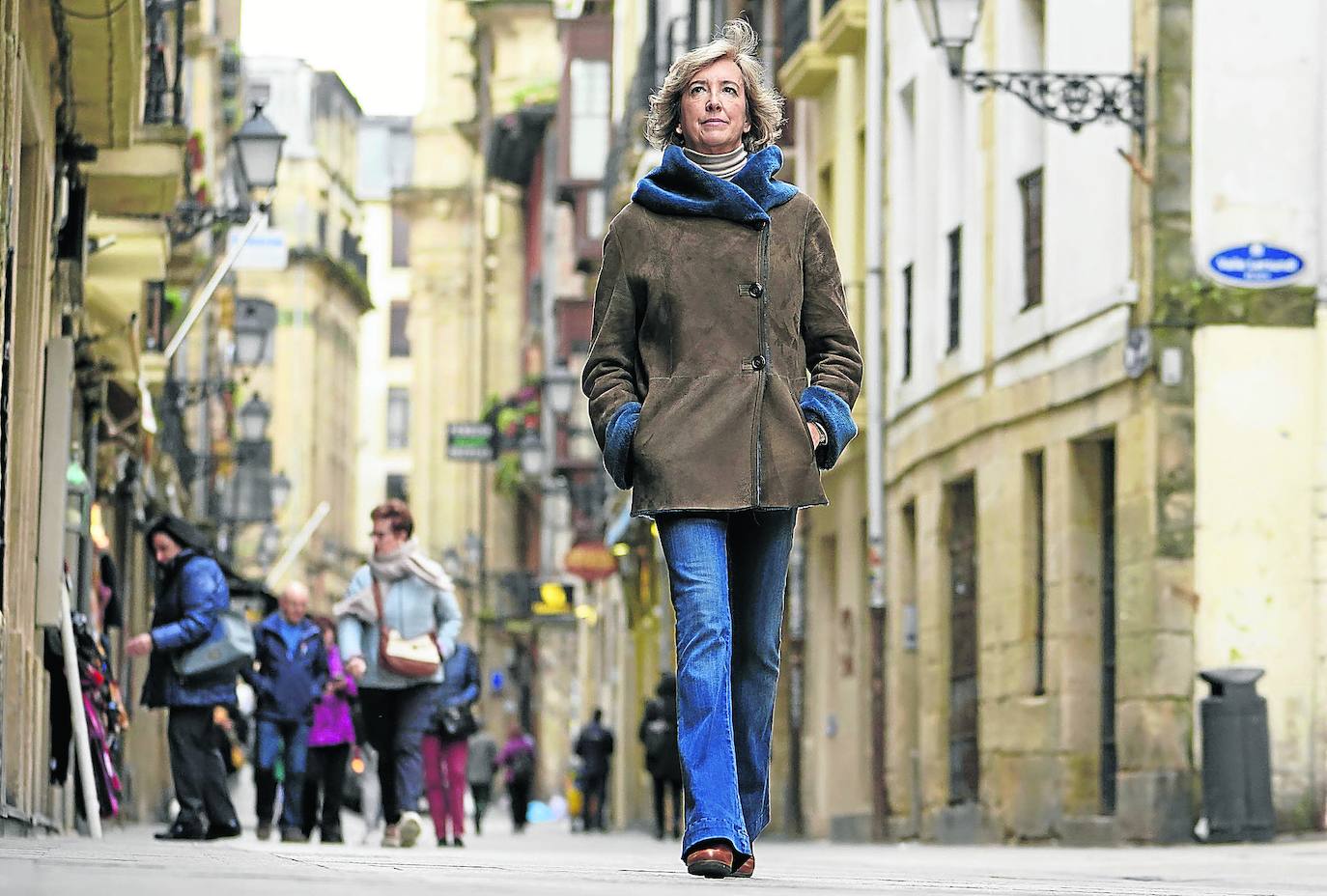 Ana Iríbar cruza la calle 31 de Agosto. ETA mató allí a su marido, en el bar La Cepa, el 23 de enero de 1995.