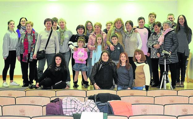 Algunos de los participantes en el casting posan junto a la alcaldesa de Agoncillo, Encarna Fuertes.