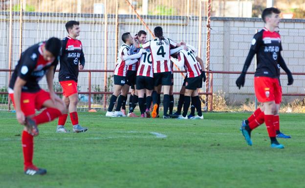 Los jugadores de la SD Logroñés celebran uno de sus goles en su partido contra la UDL Promesas.