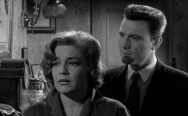 Simone Signoret y Laurence Harvey, en 'Un lugar en la cumbre'. 