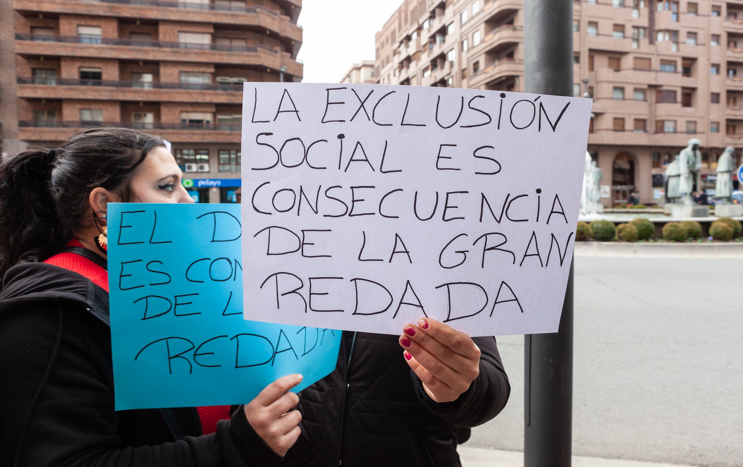 Medio centenar de personas se han manifestado este sábado pacíficamente junto a la Fuente de los Riojanos Ilustres de Logroño para pedir que tanto en la estatua del Marqués de la Ensenada como en las calles, parques y plazas que llevan su nombre se informe a la población de que fue un «genocida antigitano».