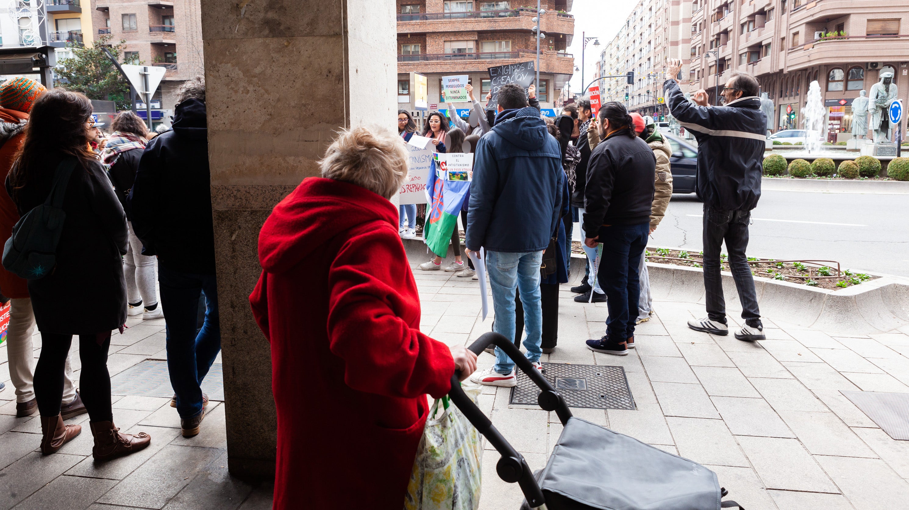 Medio centenar de personas se han manifestado este sábado pacíficamente junto a la Fuente de los Riojanos Ilustres de Logroño para pedir que tanto en la estatua del Marqués de la Ensenada como en las calles, parques y plazas que llevan su nombre se informe a la población de que fue un «genocida antigitano».