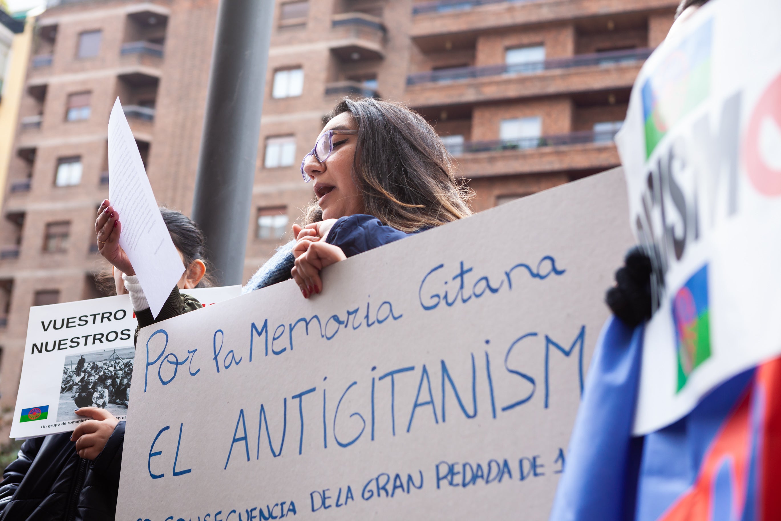 Medio centenar de personas se han manifestado este sábado pacíficamente junto a la Fuente de los Riojanos Ilustres de Logroño para pedir que tanto en la estatua del Marqués de la Ensenada como en las calles, parques y plazas que llevan su nombre se informe a la población de que fue un «genocida antigitano».