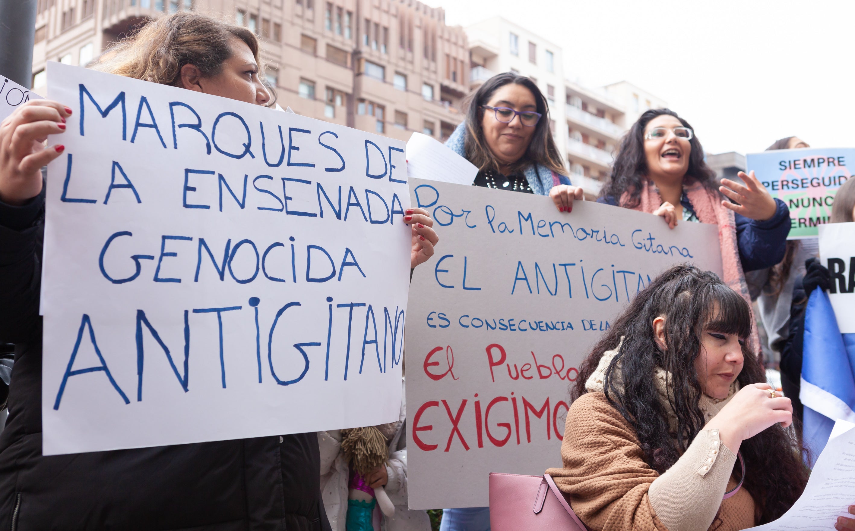 Medio centenar de personas se han manifestado este sábado pacíficamente junto a la Fuente de los Riojanos Ilustres de Logroño para pedir que tanto en la estatua del Marqués de la Ensenada como en las calles, parques y plazas que llevan su nombre se informe a la población de que fue un «genocida antigitano».