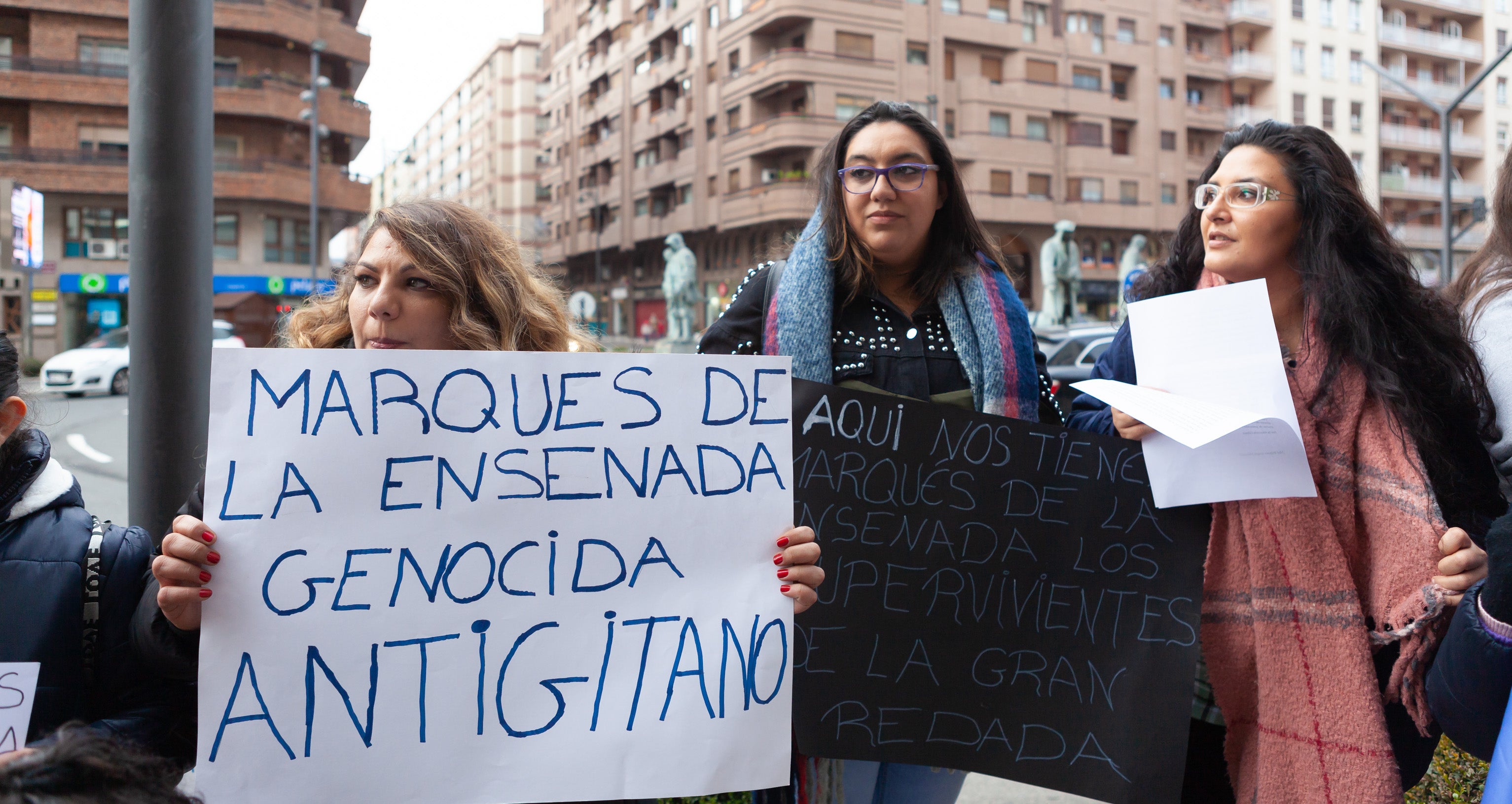 Medio centenar de personas se han manifestado este sábado pacíficamente junto a la Fuente de los Riojanos Ilustres de Logroño para pedir que tanto en la estatua del Marqués de la Ensenada como en las calles, parques y plazas que llevan su nombre se informe a la población de que fue un «genocida antigitano».