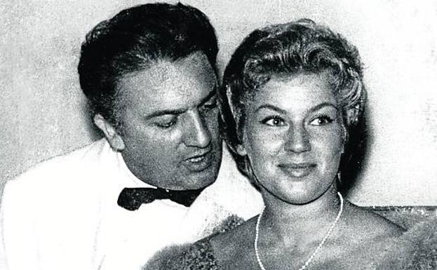 Junto a su mujer, actriz y musa, Giuletta Masina, en el Festival de cine de San Sebastián de 1957.