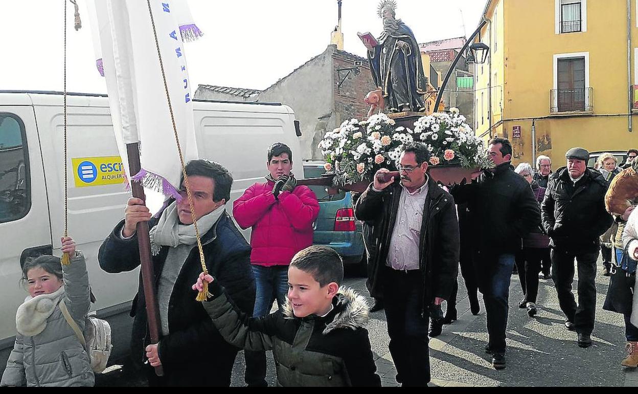 Salida de la procesión con el santo del Planillo de San Andrés hacia la casa de la mayordoma de la cofradía de San Antón.