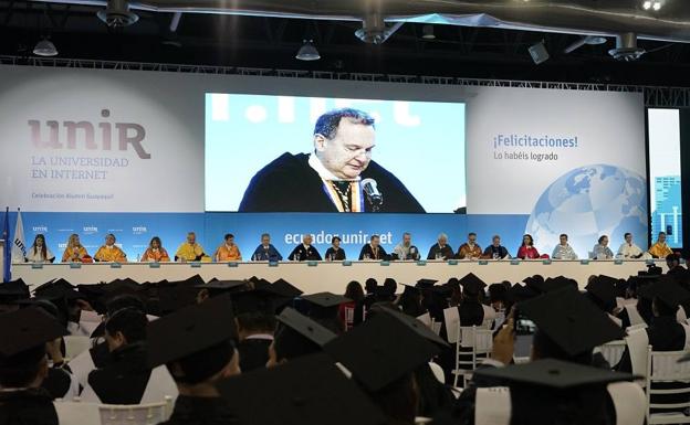 En pantalla, el rector, José María Vázquez.