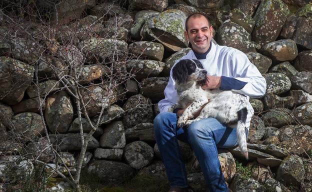 Dámaso Navajas y su Posada del Laurel, de Préjano. Casi quince años llevan Dámaso y su socio Pedro a la vera del río Ruesca, en un restaurante apasionado por las verduras. «El fin de semana no hay problema, pero las industrias de Arnedo nos han dado la vida durante la semana. Cocinar en un pueblo no es fácil, pero es lo que nos gusta y aquí somos felices», cuenta Dámaso.