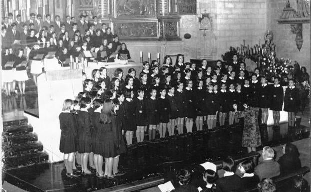 Imagen principal - Arriba, uno de los primeros conciertos de la Escolanía (1968). Abajo, miembros de la coral en 2003 en el Ayuntamiento (2003) y concierto del 50º aniversario en Riojafórum (2017) homenaje a Isabel Calatayud