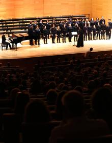 Imagen secundaria 2 - Arriba, uno de los primeros conciertos de la Escolanía (1968). Abajo, miembros de la coral en 2003 en el Ayuntamiento (2003) y concierto del 50º aniversario en Riojafórum (2017) homenaje a Isabel Calatayud