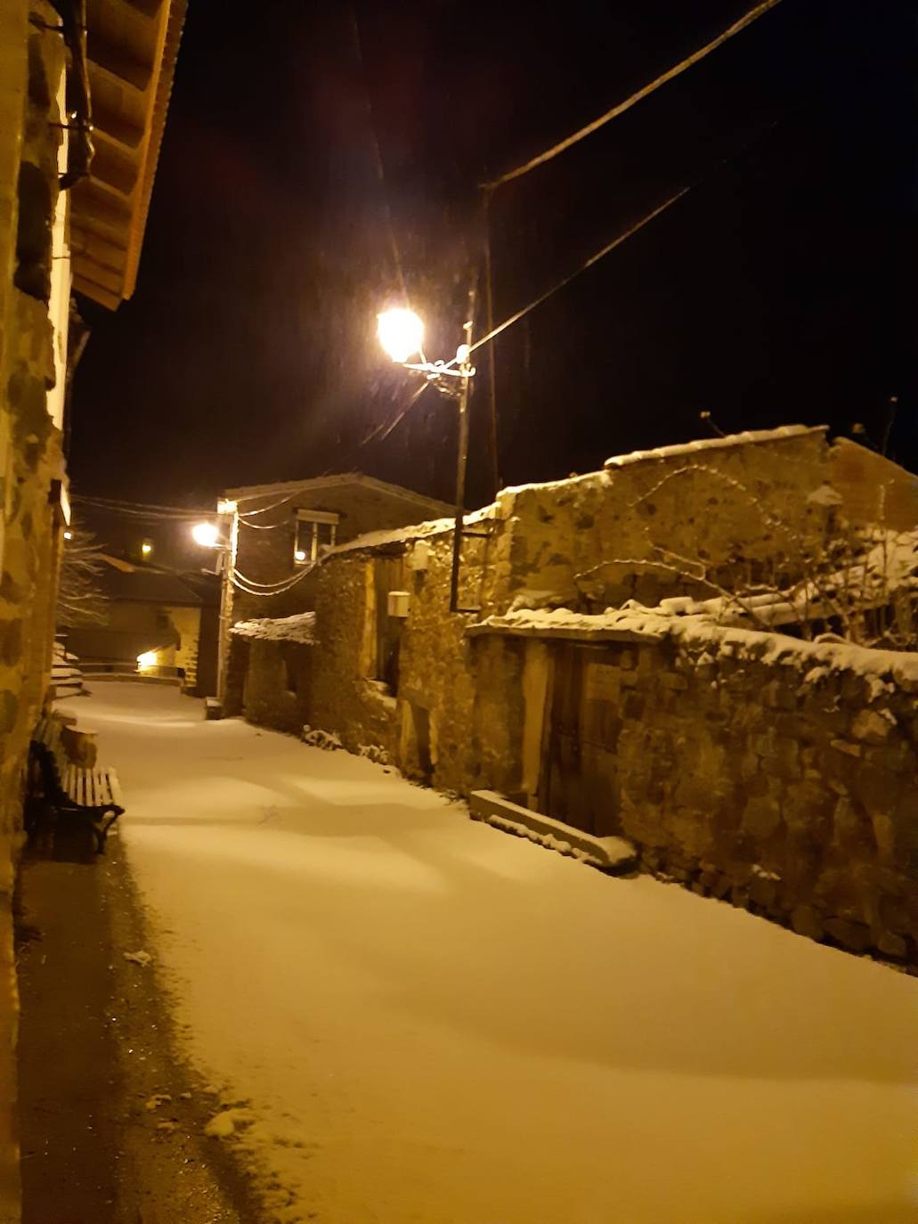 Tal y como anunció ayer la Aemet, los riojanos somos testigos hoy de la alerta amarilla por nieve