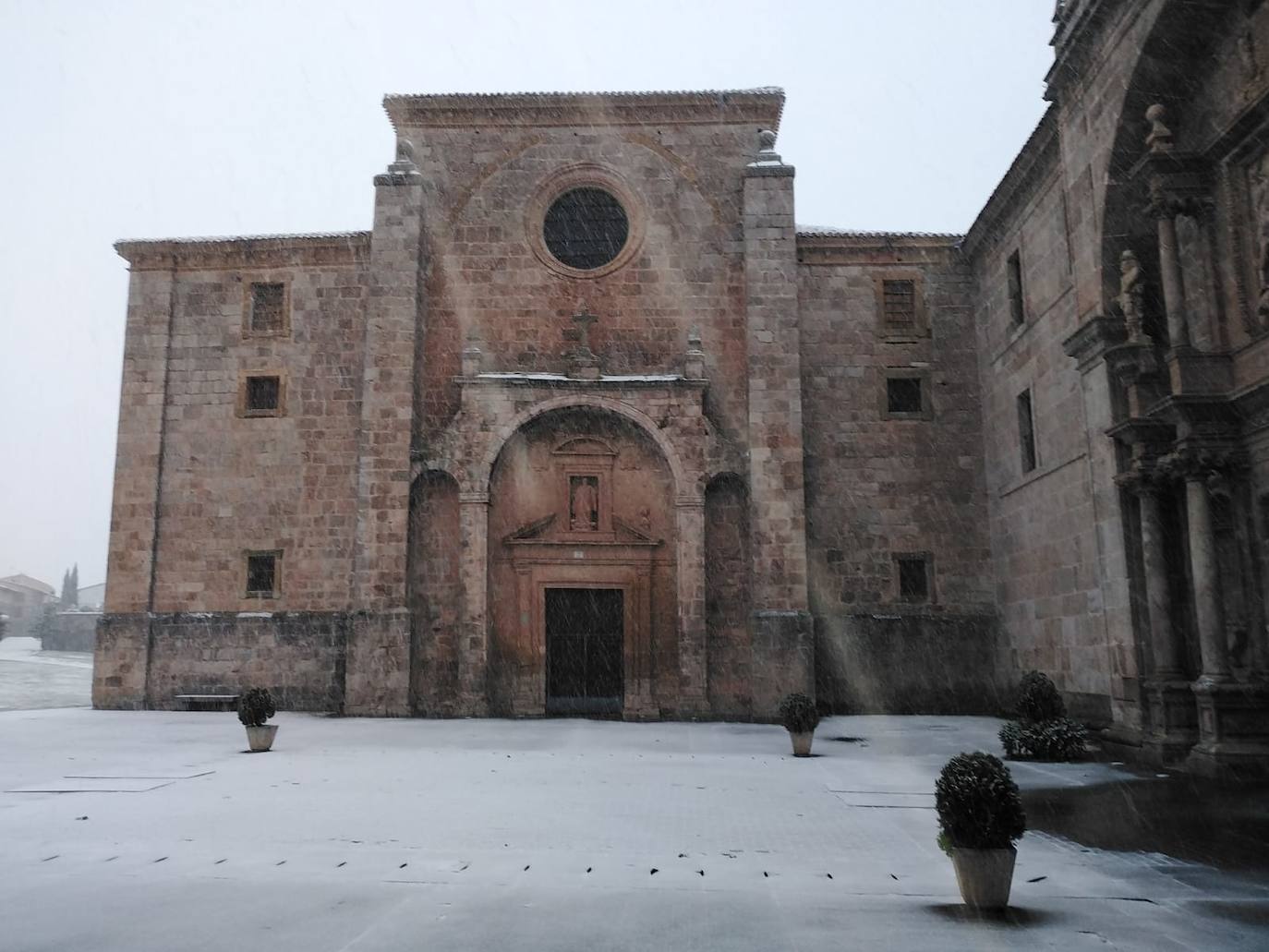 Tal y como anunció ayer la Aemet, los riojanos somos testigos hoy de la alerta amarilla por nieve