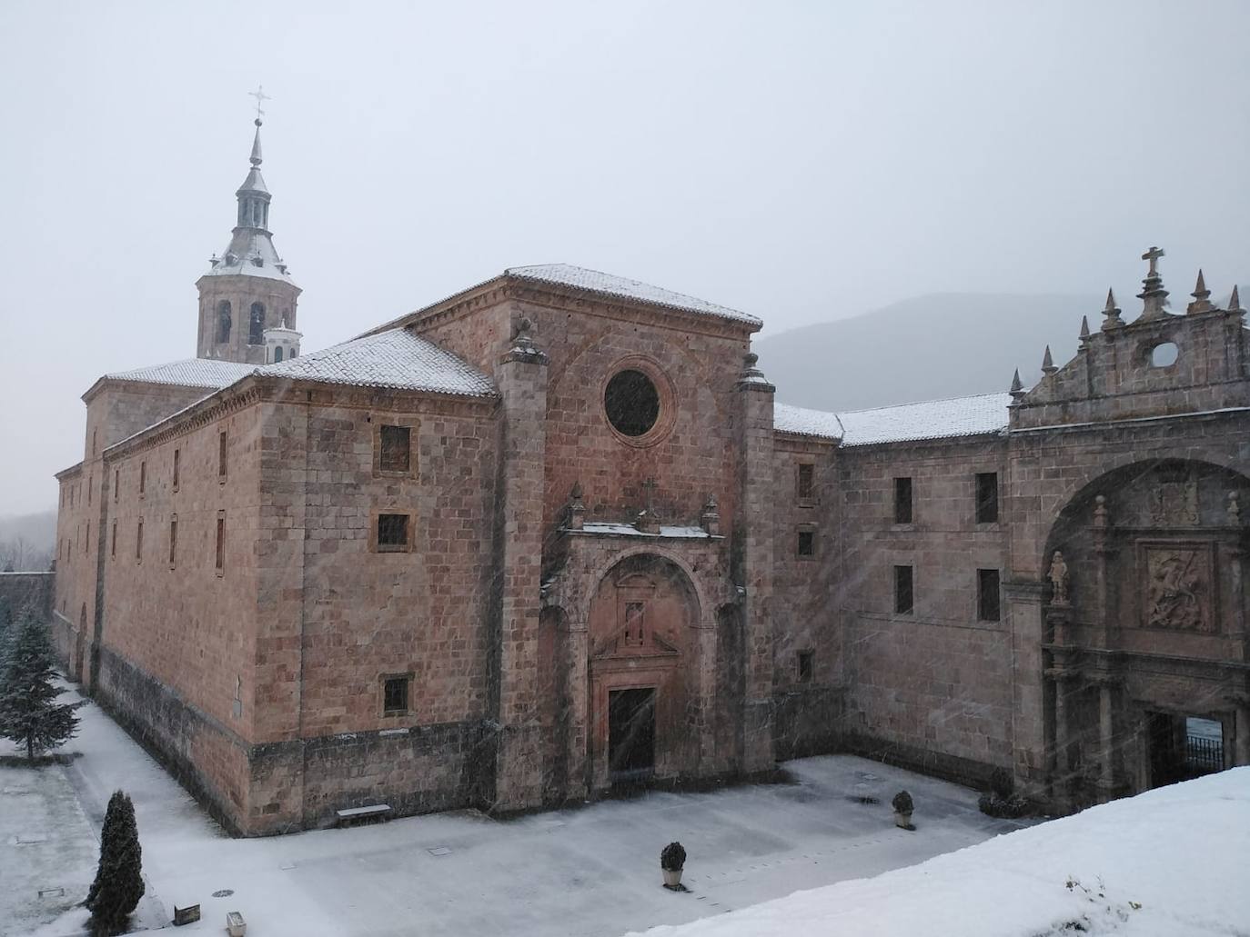 Tal y como anunció ayer la Aemet, los riojanos somos testigos hoy de la alerta amarilla por nieve