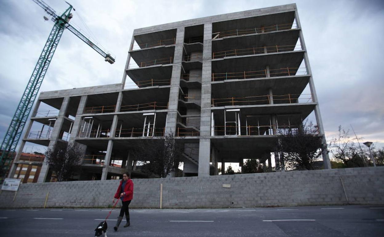 Edificio de viviendas en construcción. 