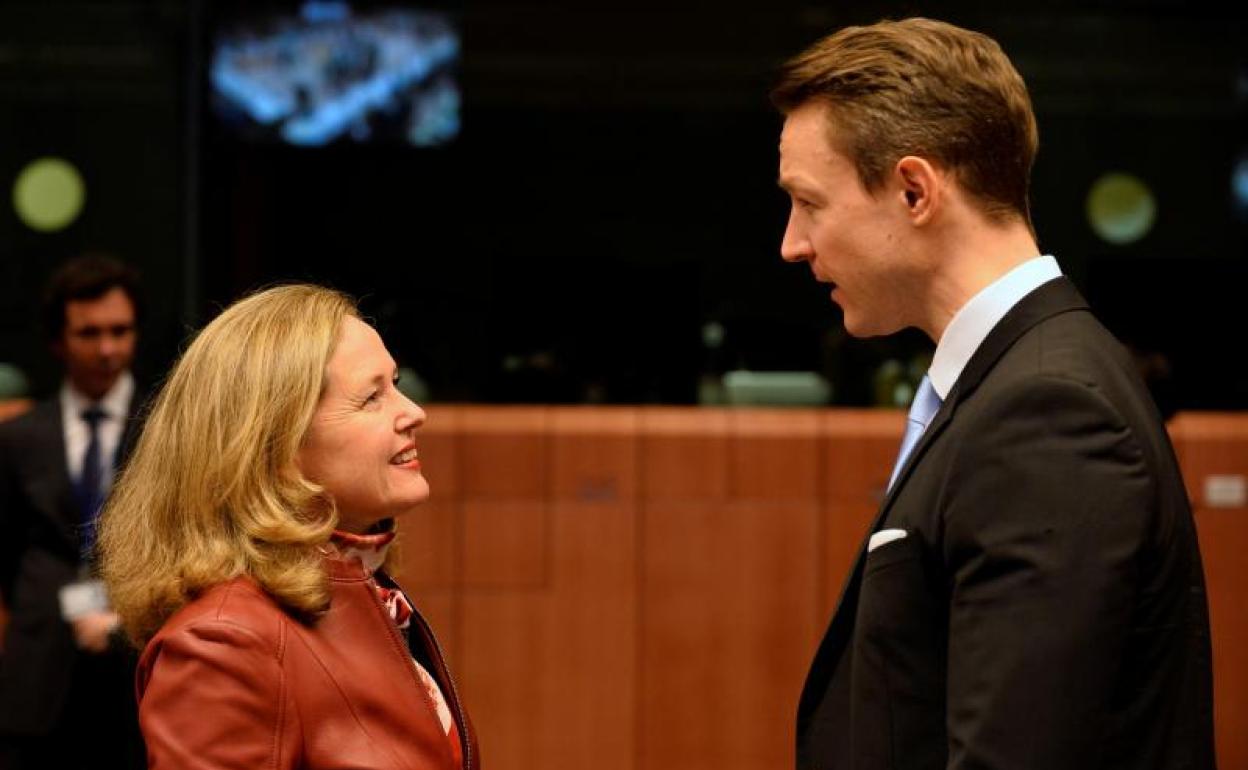 La vicepresidenta Nadia Calviño conversa con el ministro de Finanzas austriaco. 