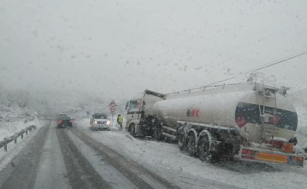 Un camión, fuera de la carretera N-111 este martes a la altura de Torrecilla. 