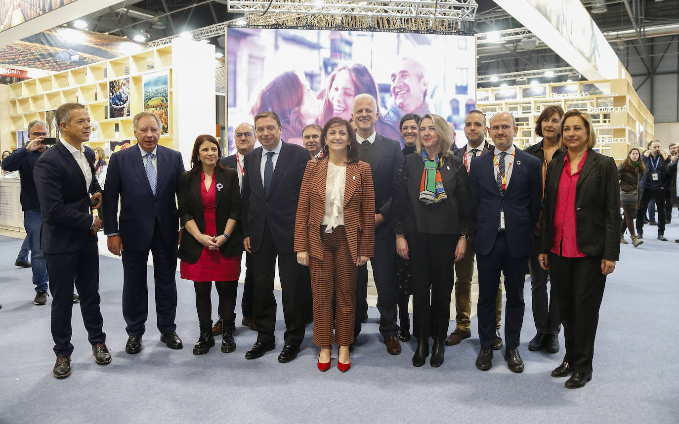 Galería de imágenes de la inauguración del estand de La Rioja, este jueves, con la visita del ministro de Agricultura Luis Planas y la presencia de la presidenta del Ejecutivo regional, Concha Andreu, y el alcalde de Logroño, Pablo Hermoso de Mendoza