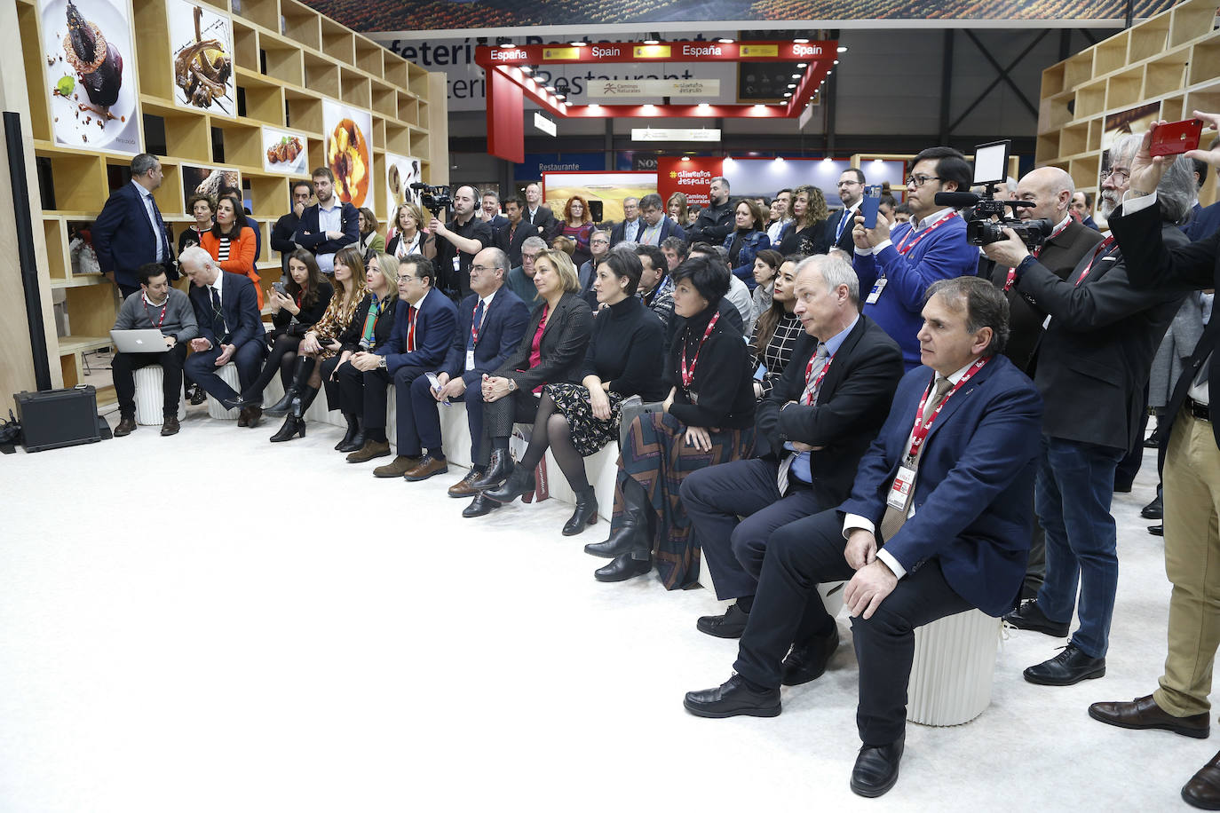 Galería de imágenes de la inauguración del estand de La Rioja, este jueves, con la visita del ministro de Agricultura Luis Planas y la presencia de la presidenta del Ejecutivo regional, Concha Andreu, y el alcalde de Logroño, Pablo Hermoso de Mendoza